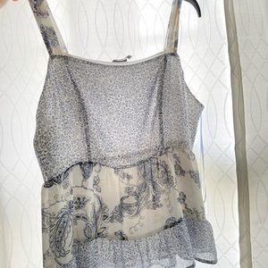 Paper Crane Top- Floral flowy material, barley worn. As seen on picture. 🤍🤍